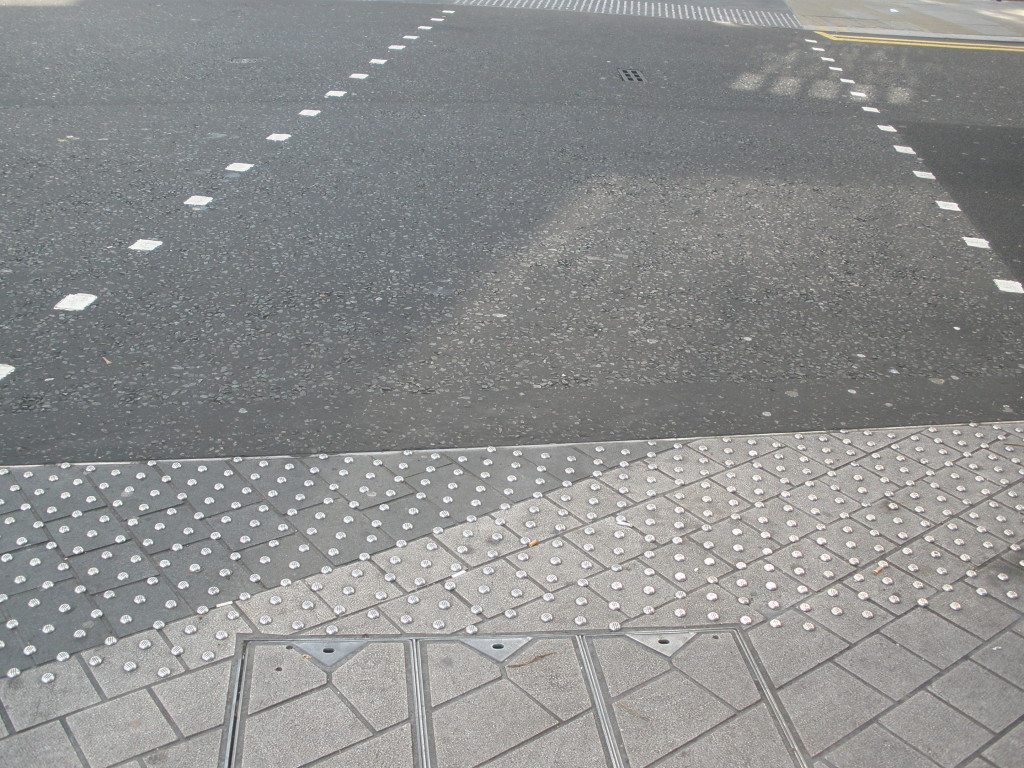 Particolare della pavimentazione dell'attraversamento pedonale