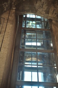 Veduta della gabbia di vetro e acciaio che racchiude i due ascensori