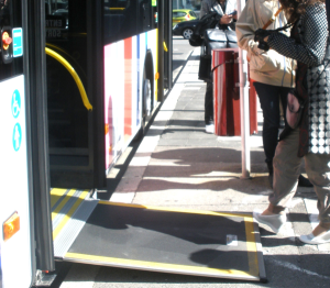Foto della porta n di accesso ad un autobus con una rampa