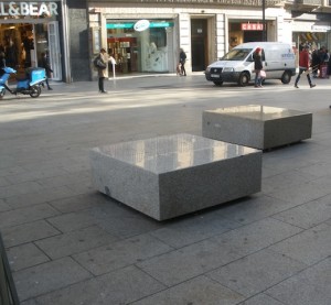 Sedute urbane a forma di parallelepipedo in pietra