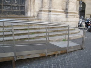 foto di una rampa di accesso al sagrato della chiesa di Sant'Ignazio di Loyola in Roma