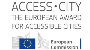 logo del premio che riporta la dicitura: Access City the european award for accessible cities. European Commissio. Il logo riporta l'immagine della bandiera dell'Unione Europea.