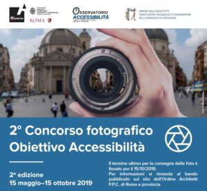 Immagine della locandina con un obiettivo fotografico che ritrae un'edificio