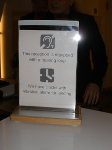 Segnale dell’Induction loop al ricevimento dell’Hotel Scandic in Germania