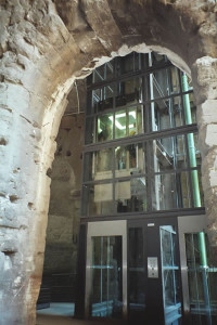 Veduta della gabbia vetrata dei due ascensori e delle porte di ingresso