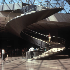 Veduta d'insieme dell'ascensore e della scala elicoidale nella Piramide del Louvre.