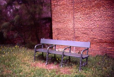 Foto di una panchina con schienale e quattro braccioli