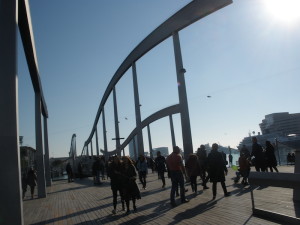 Percorso pedonale sul lungomare di Barcellona