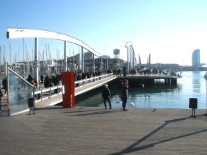 foto di un percorso pedonale sul lungomare di Barcellona