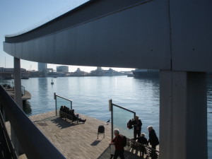 Foto del percorso pedonale sul lungomare con panchine