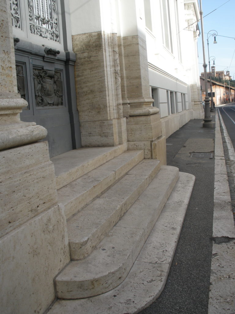 Veduta dell'ingresso prima della installazione della rampa