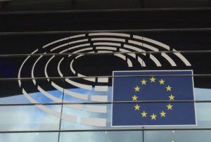 foto che ritrae immagine geometrica con elementi curvilinei e la bandiera dell'Unione europea